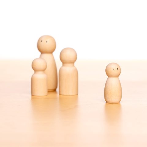 Tafelopstelling met poppetjes bij systemisch werker in Eschede Twente